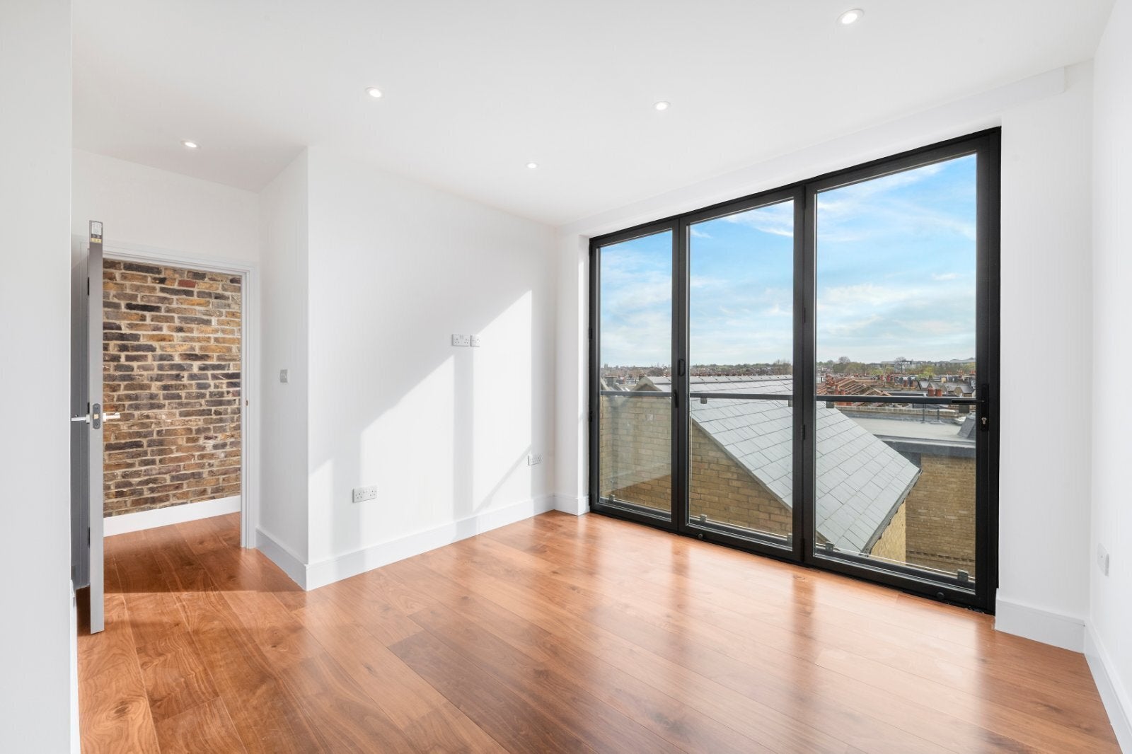 Flat Garratt Lane in Greater London