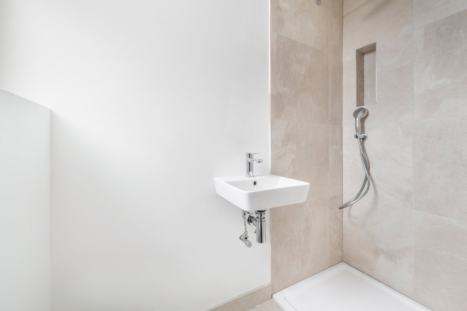 Flat Garratt Lane in Greater London