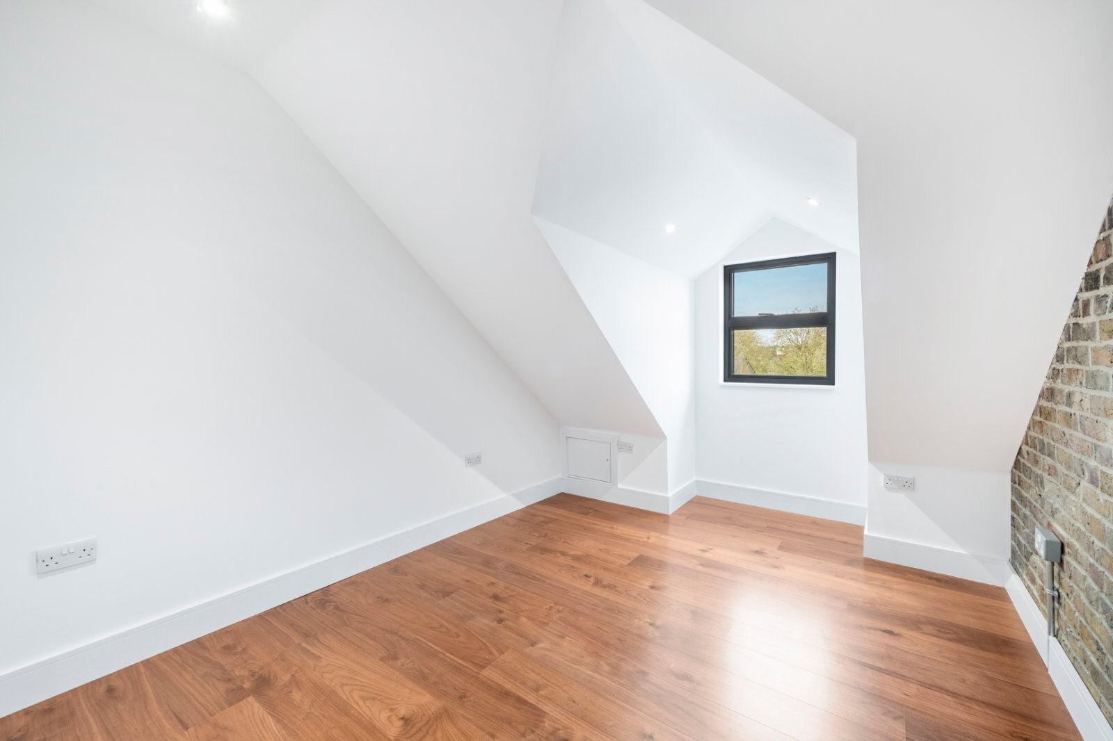 Flat Garratt Lane in Greater London