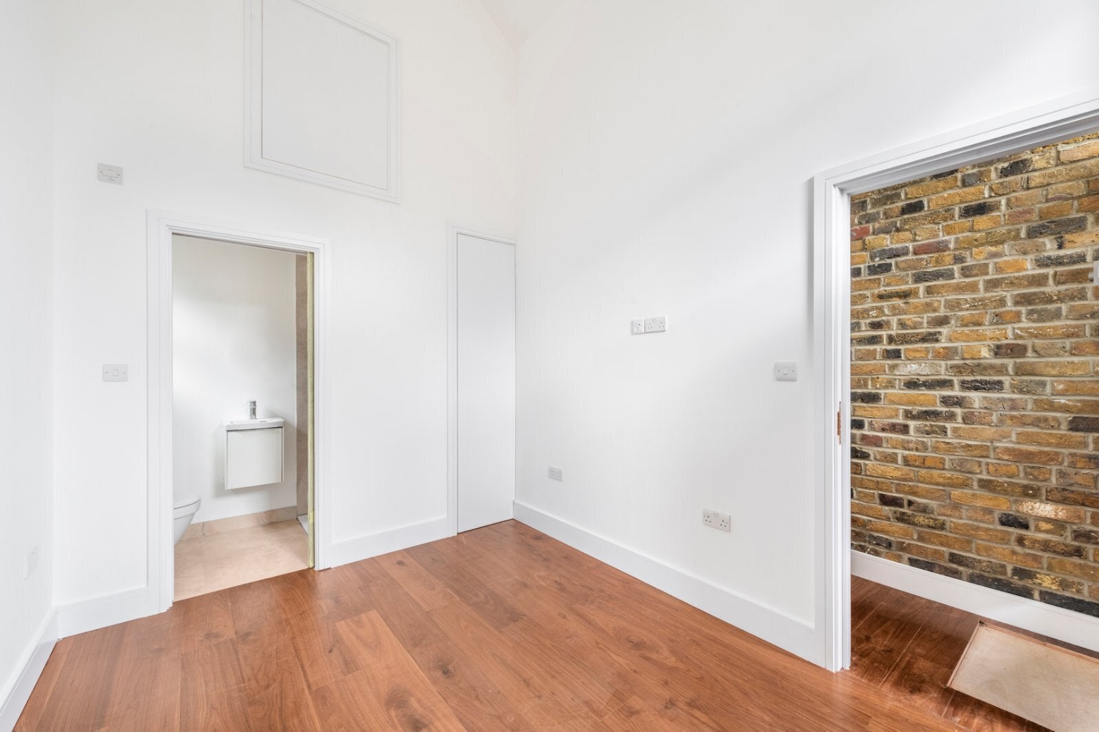 Flat Garratt Lane in Greater London