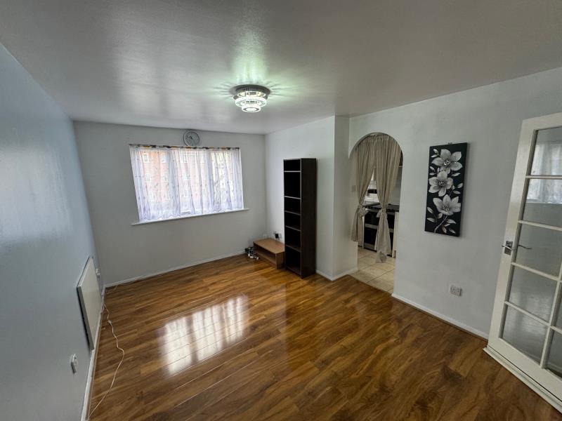 Flat Plowman Close in Greater London