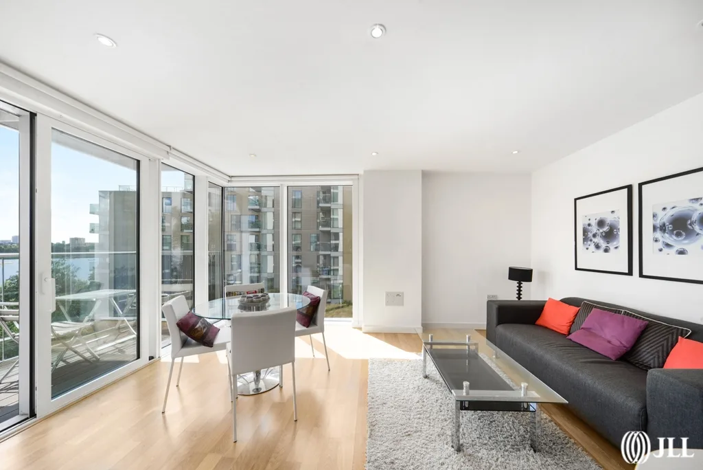 Flat Riverside Gardens in Greater London
