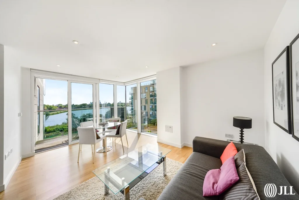 Flat Riverside Gardens in Greater London