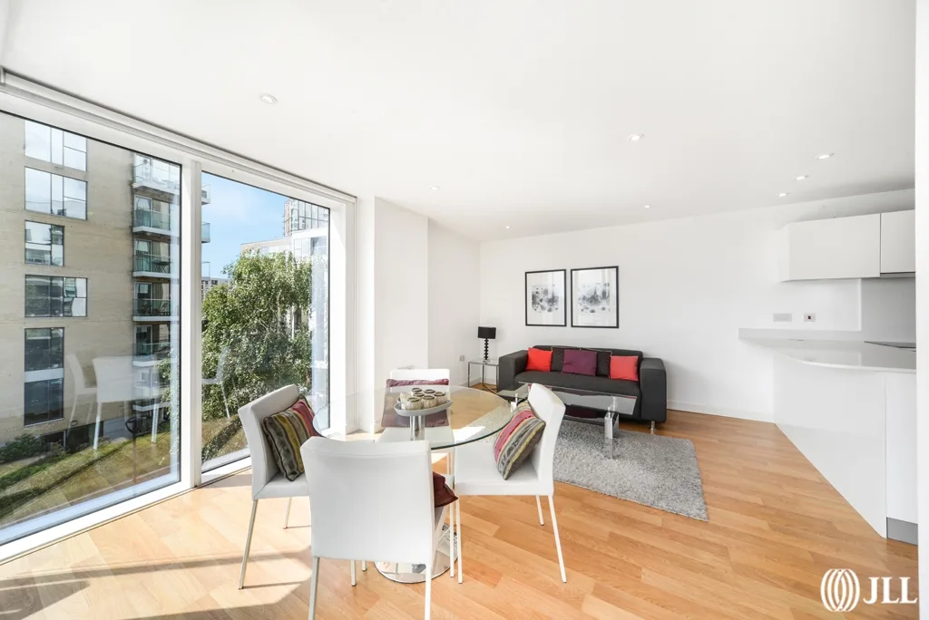 Flat Riverside Gardens in Greater London