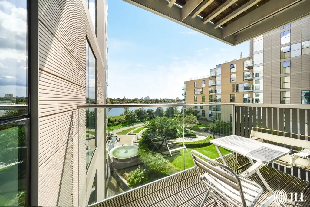 Flat Riverside Gardens in Greater London