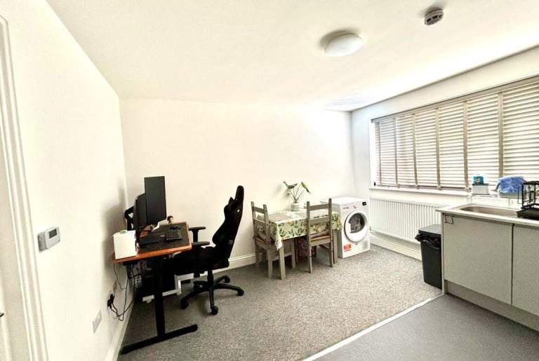 Flat Old Ruislip Road in Greater London