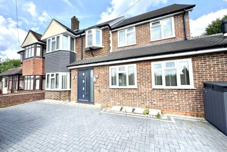 Flat Old Ruislip Road in Greater London