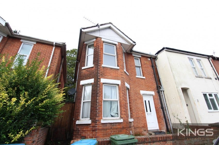 Flat Belmont Road in Southampton
