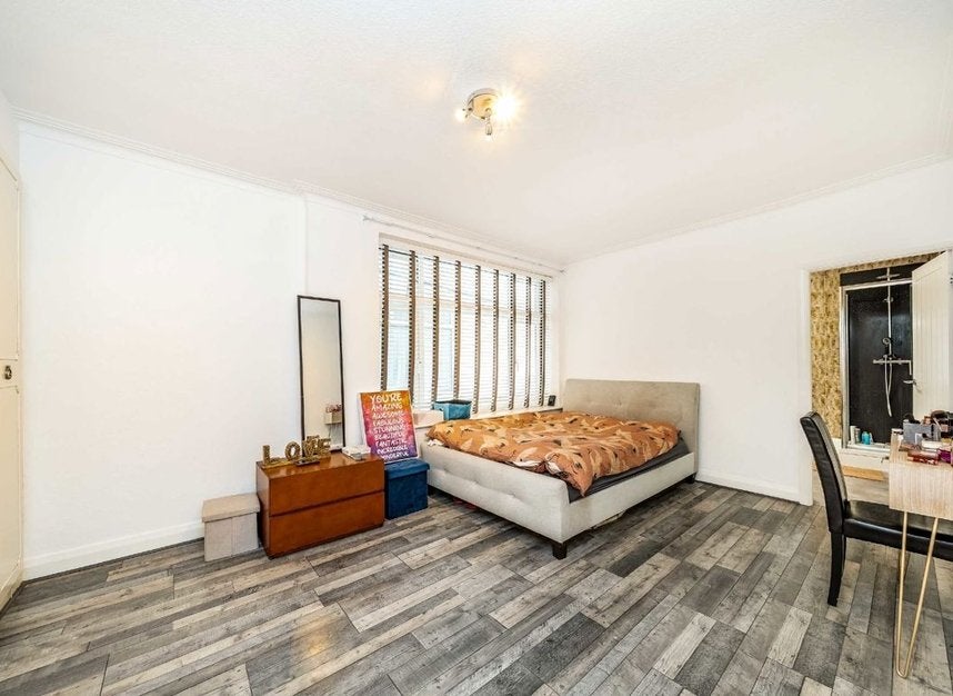 Flat Queen's Road in Greater London