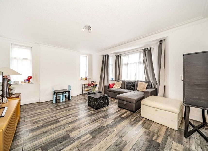 Flat Queen's Road in Greater London