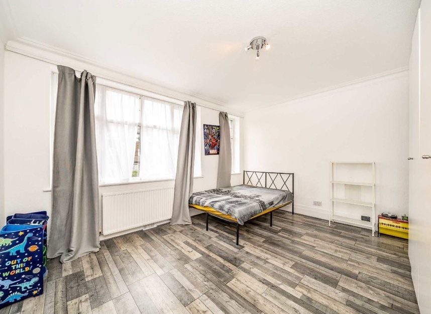 Flat Queen's Road in Greater London