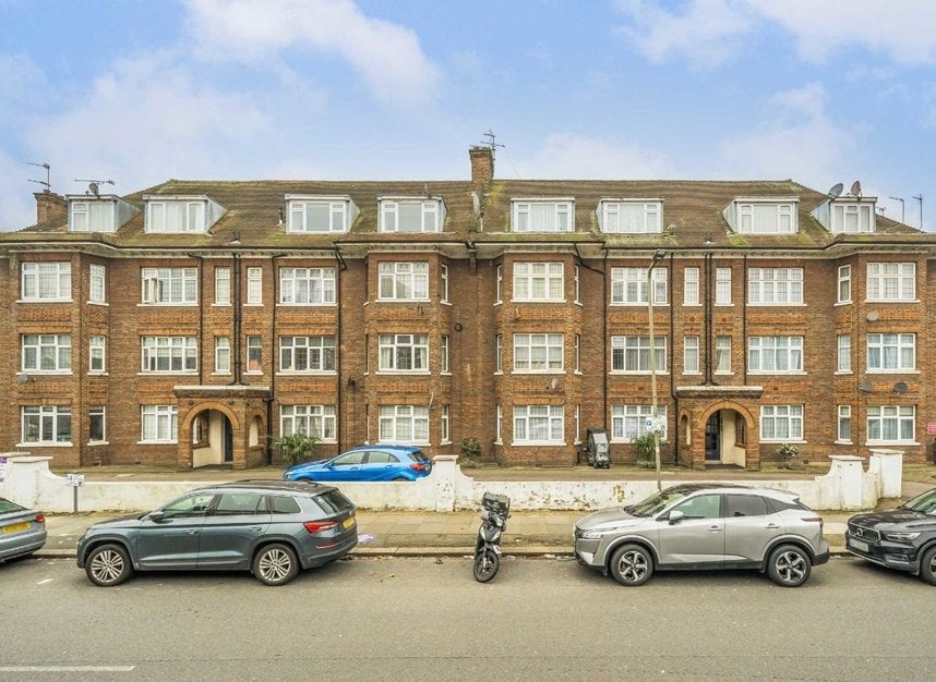 Flat Queen's Road in Greater London