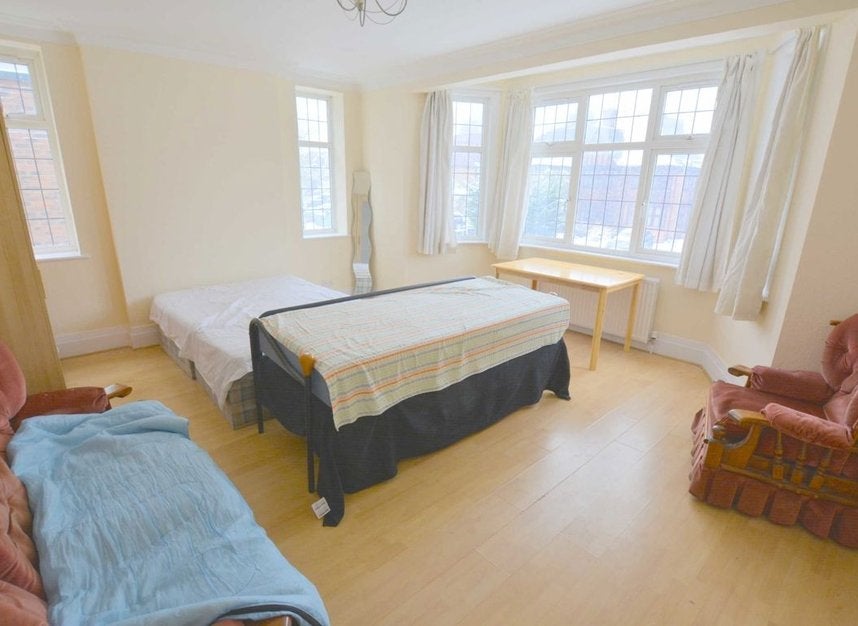 Flat Queen's Road in Greater London