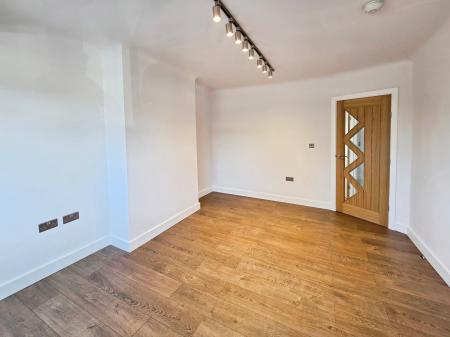 Flat Honeypot Lane in Greater London