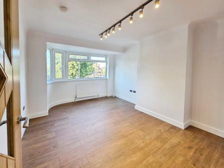 Flat Honeypot Lane in Greater London
