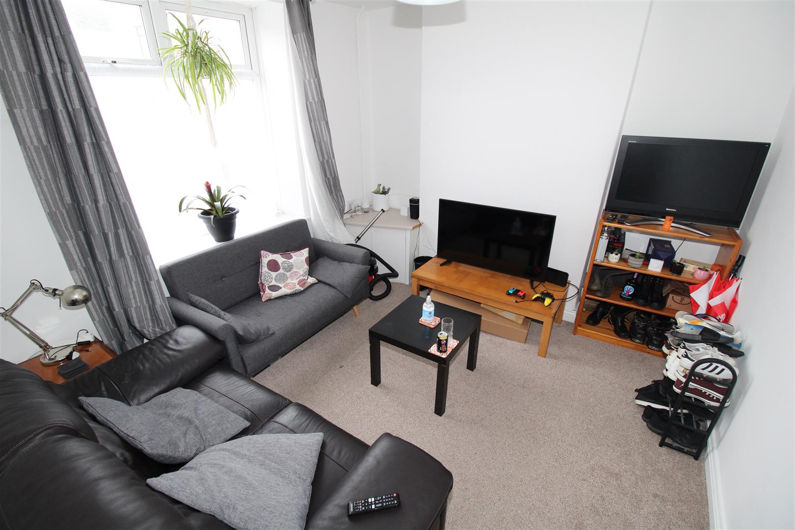 Flat Collins Terrace in Pontypridd