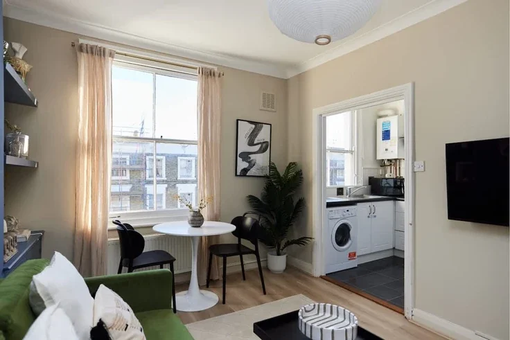 Flat Stanlake Road in Greater London