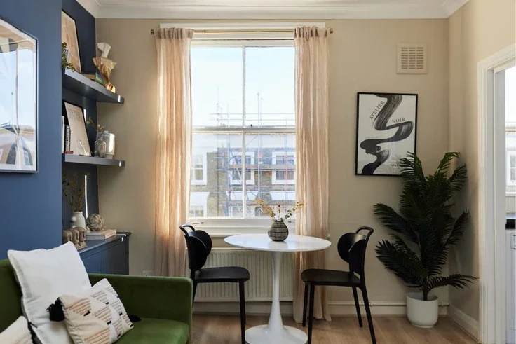 Flat Stanlake Road in Greater London