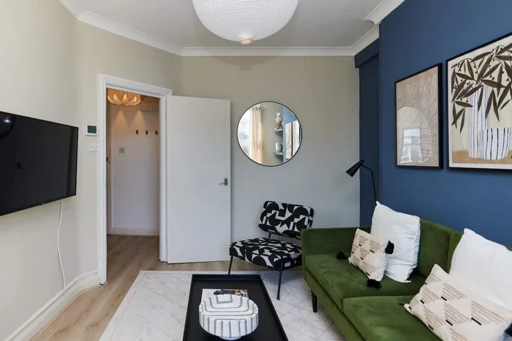 Flat Stanlake Road in Greater London