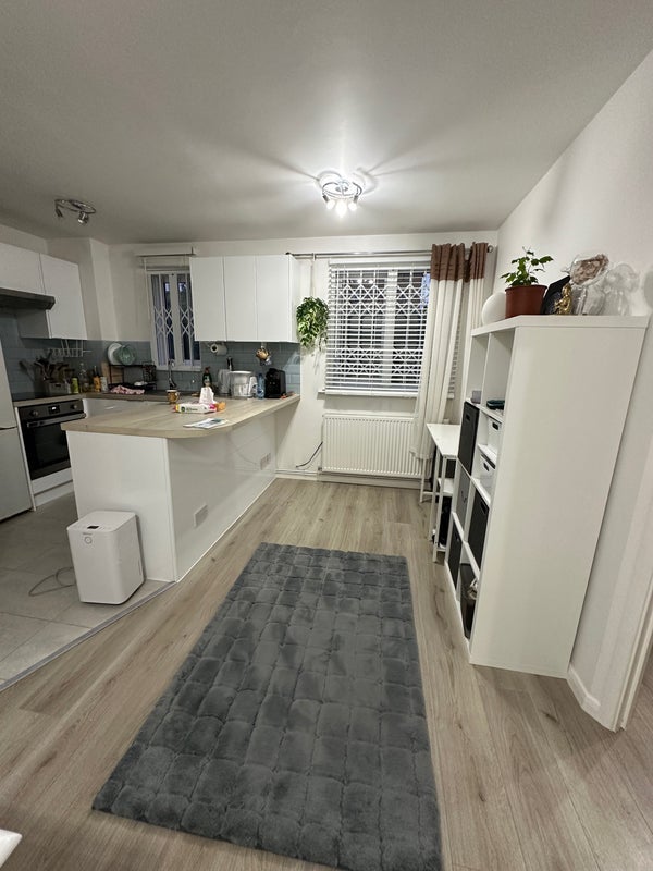 Flat Myers Lane in Greater London