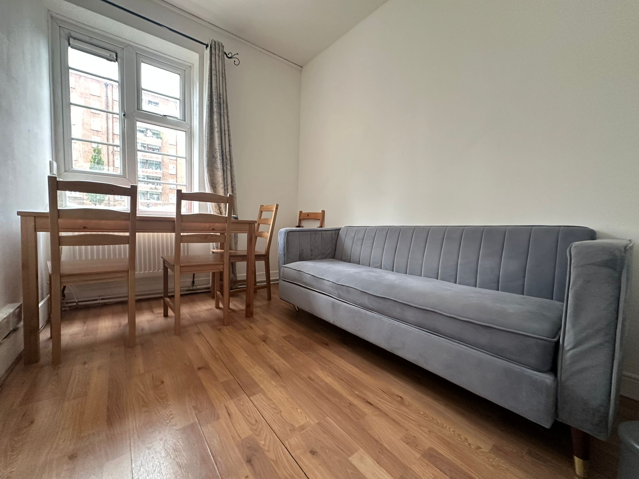 Flat Castle Place in Greater London