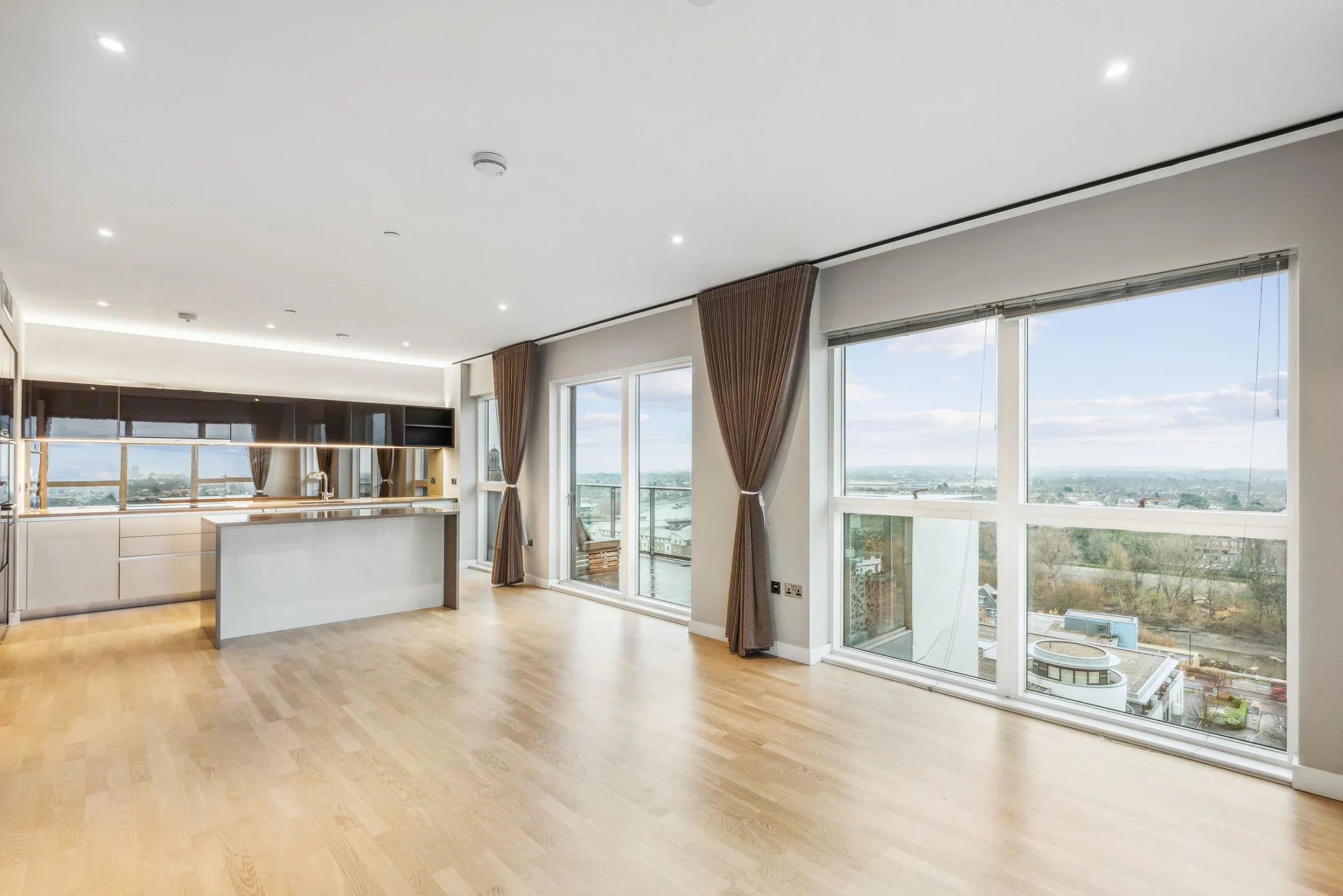 Flat Pump House Crescent in Greater London