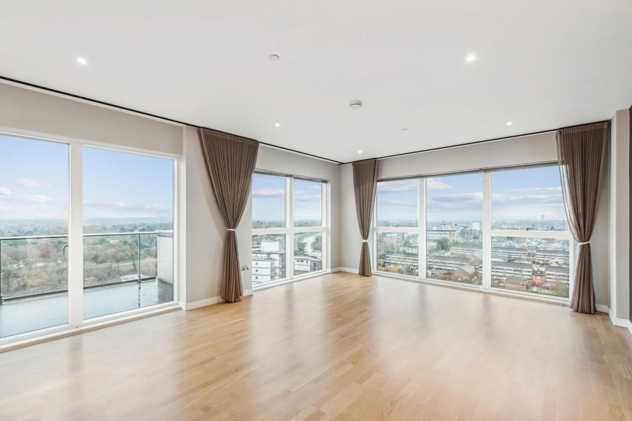Flat Pump House Crescent in Greater London