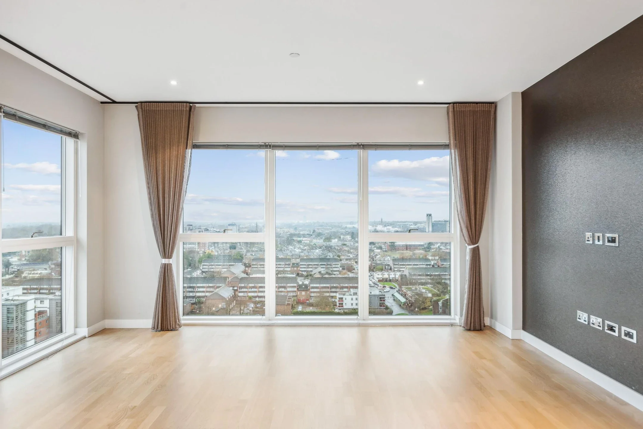 Flat Pump House Crescent in Greater London
