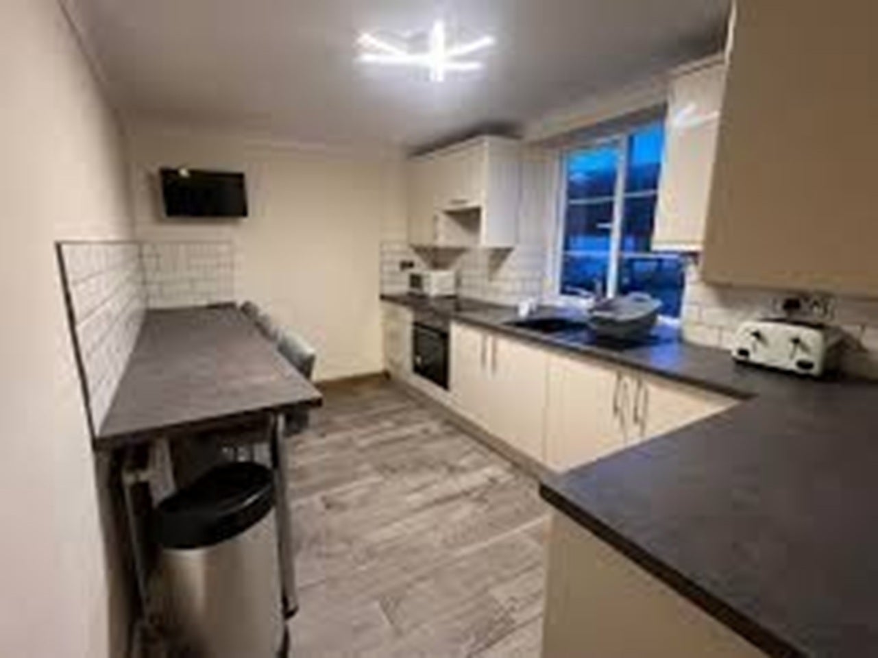 Room Savannah Way in Leeds