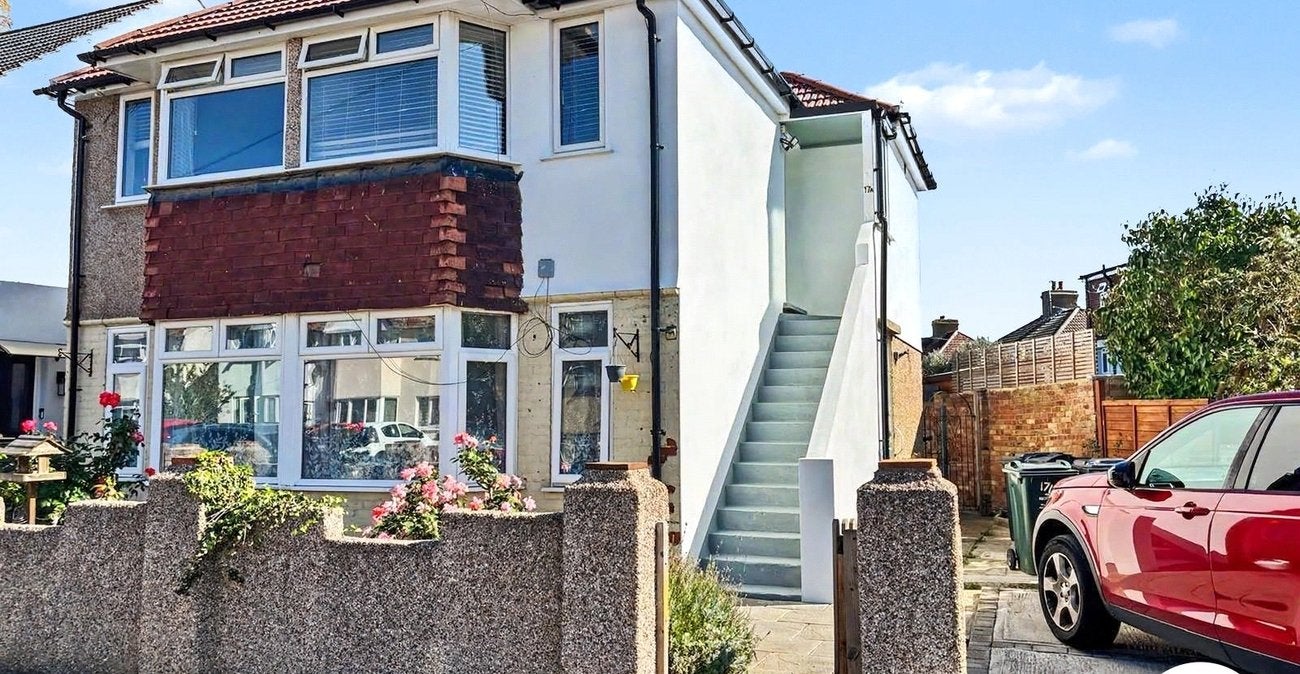 Flat Downs Avenue in Dartford