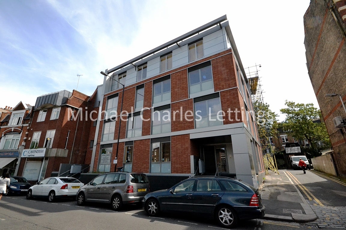 Flat Middle Lane in Greater London