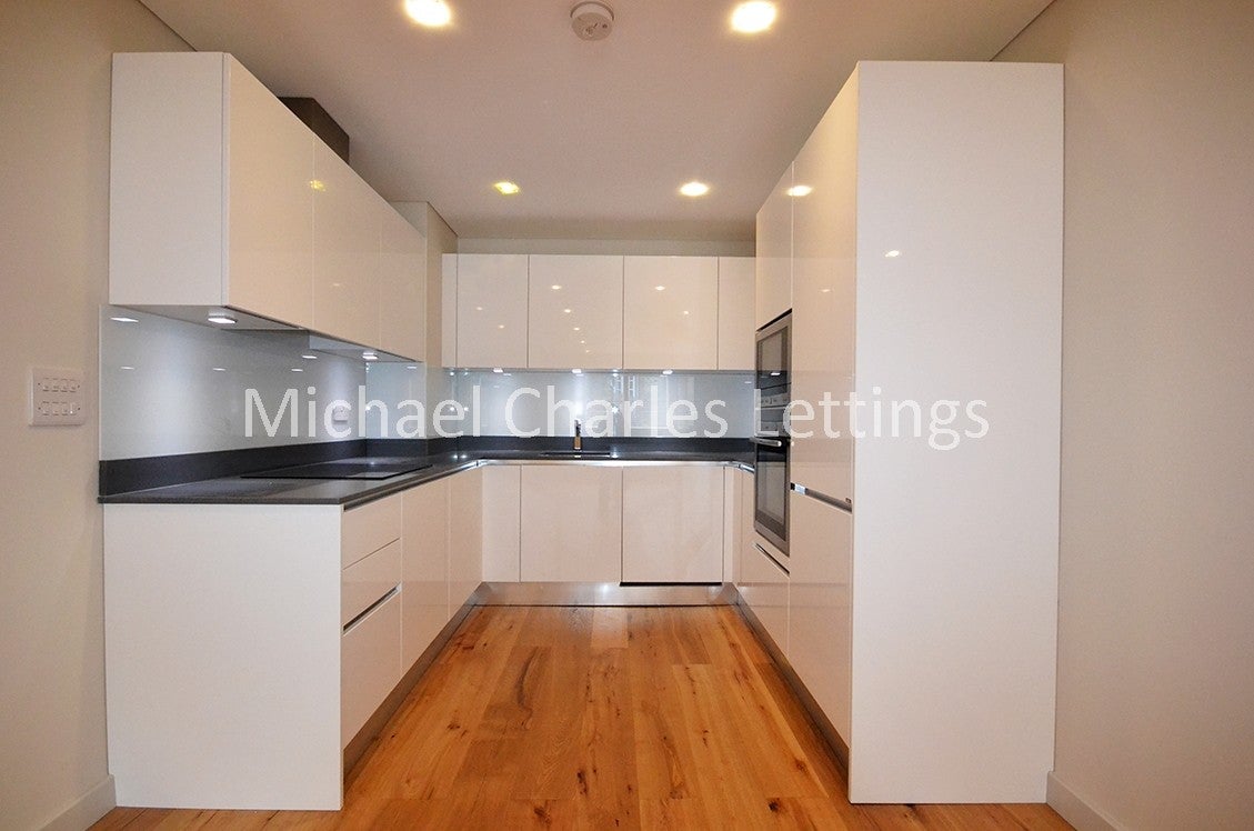 Flat Middle Lane in Greater London