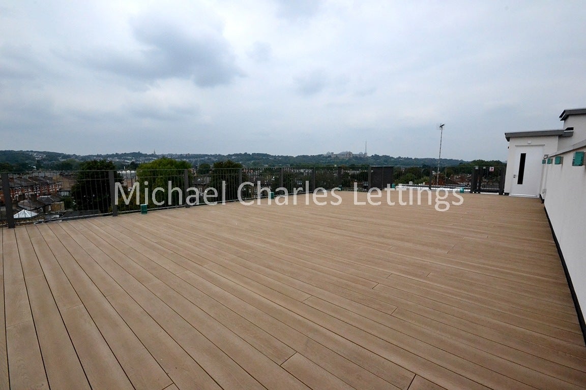 Flat Middle Lane in Greater London