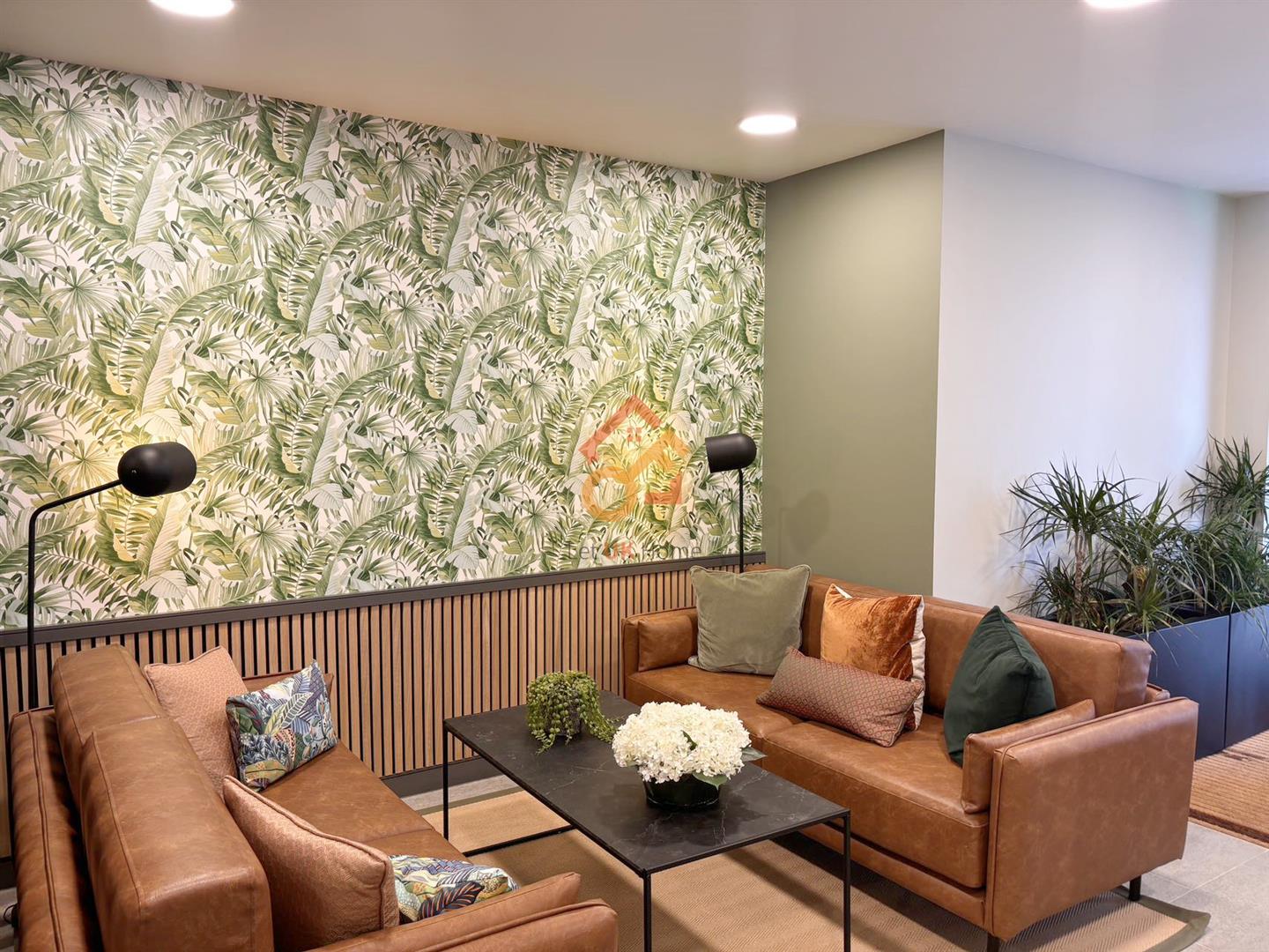 Flat Cedrus Avenue in Greater London