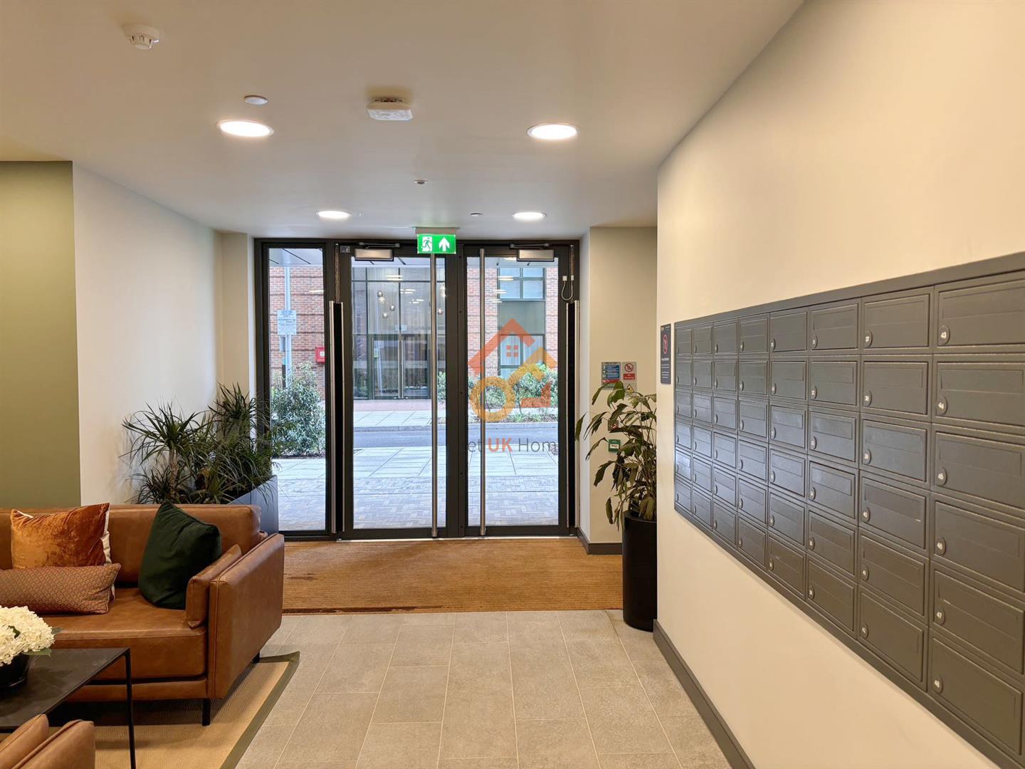 Flat Cedrus Avenue in Greater London