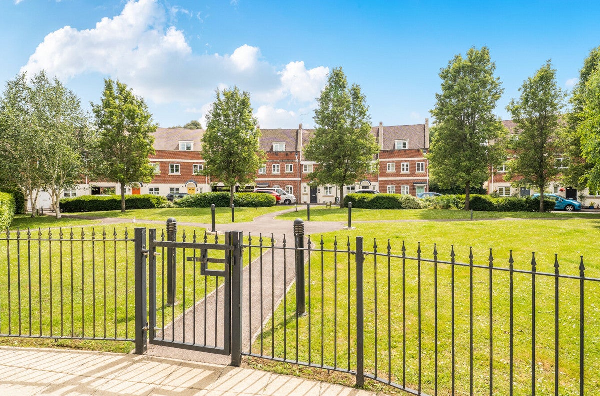 Flat Spiro Close in Horsham