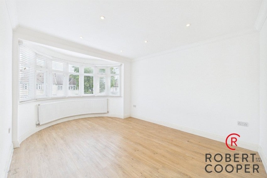 Flat Victoria Road in Greater London
