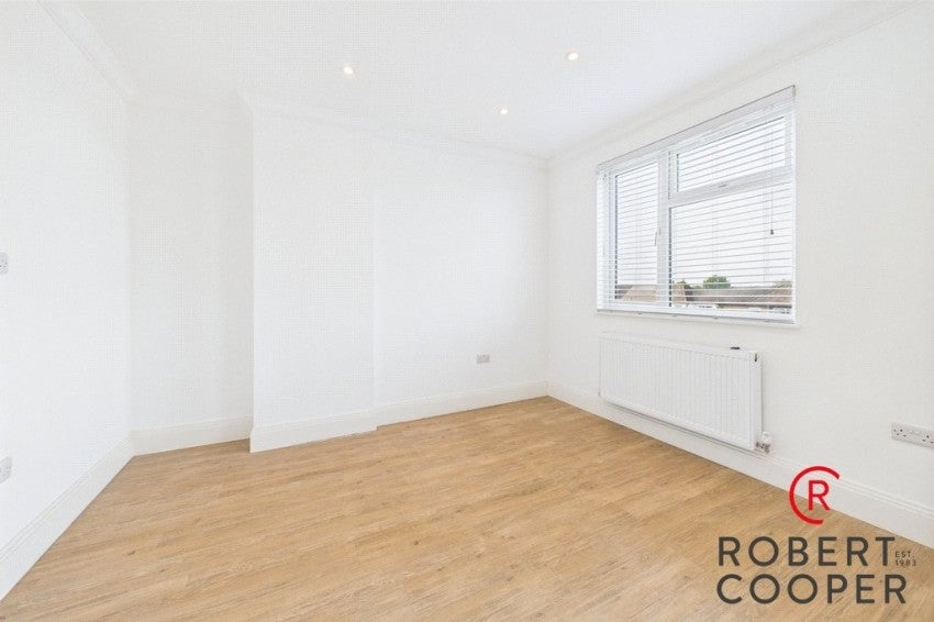 Flat Victoria Road in Greater London