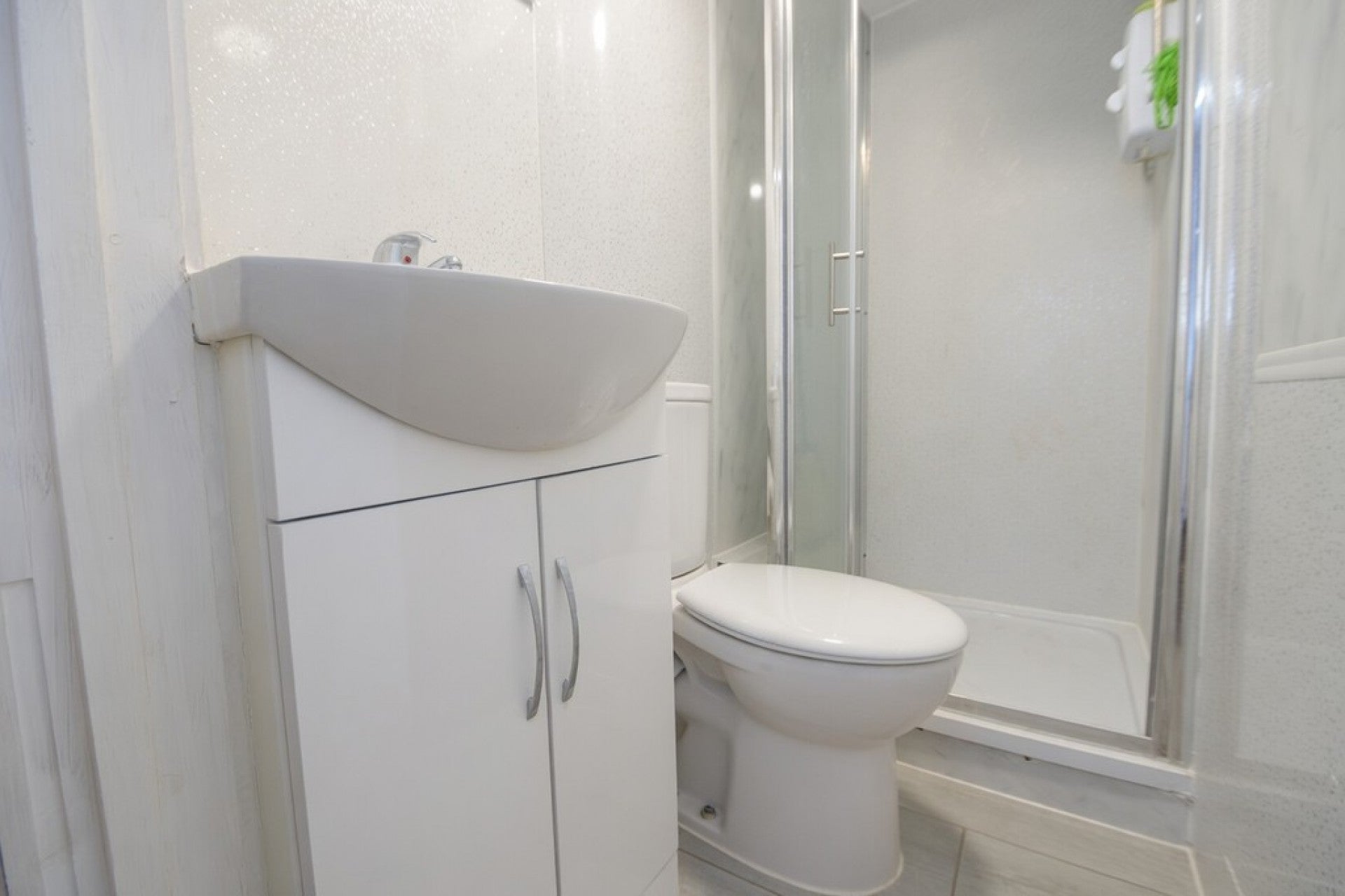 Room Hannibal Road in Borough of Spelthorne