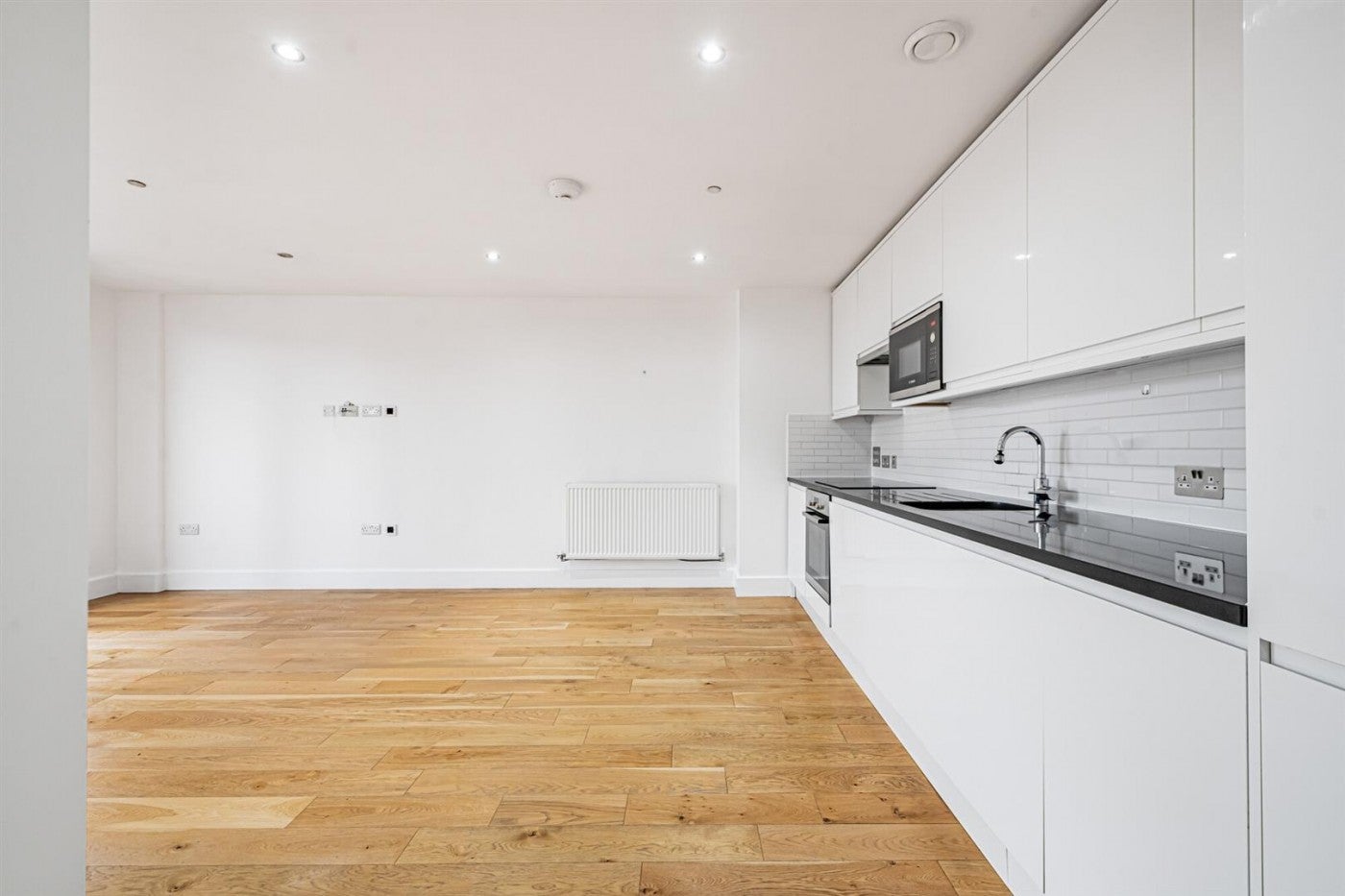 Flat Sutton Court Road in Greater London