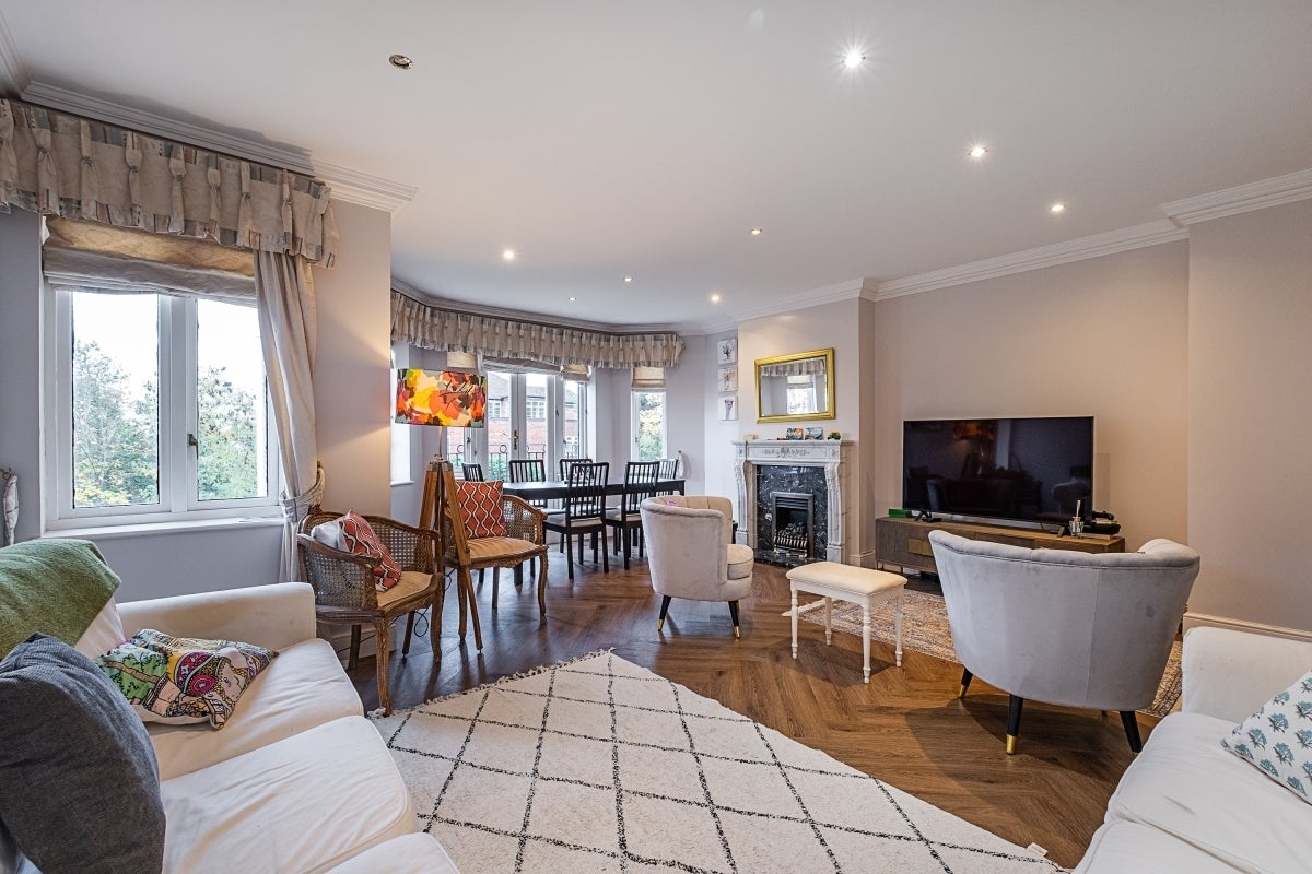 Flat Wimbledon Hill Road in Greater London