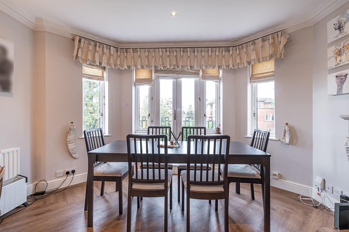 Flat Wimbledon Hill Road in Greater London