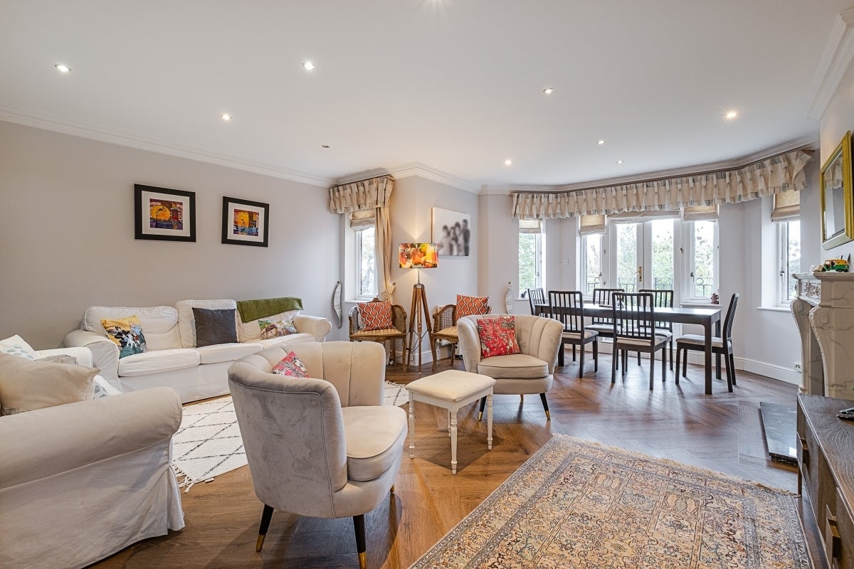 Flat Wimbledon Hill Road in Greater London