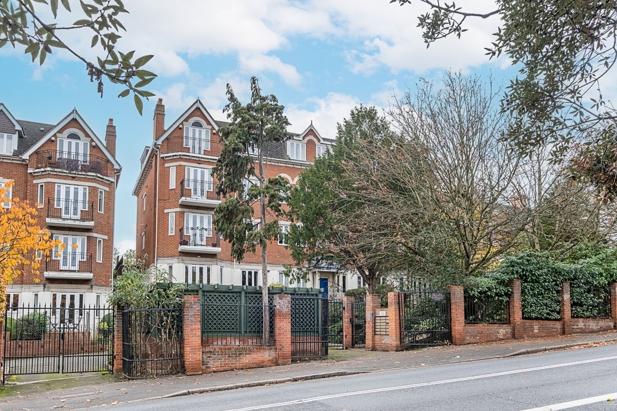 Flat Wimbledon Hill Road in Greater London