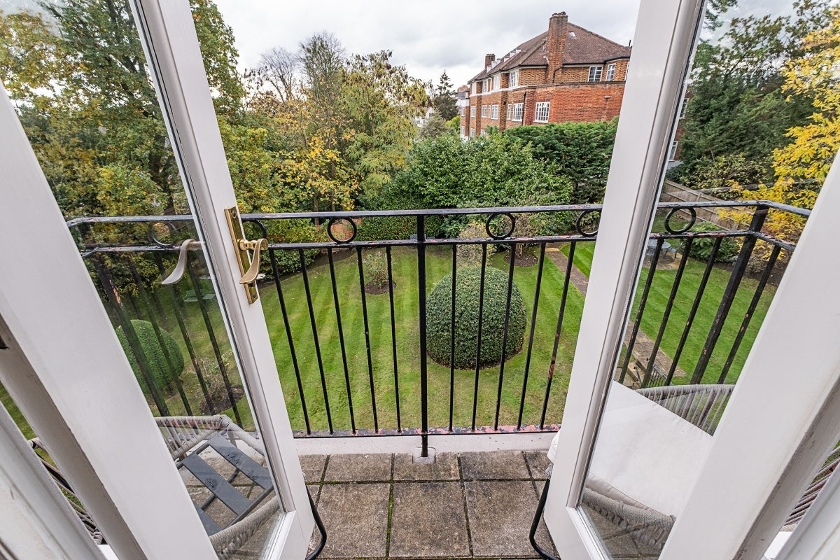 Flat Wimbledon Hill Road in Greater London