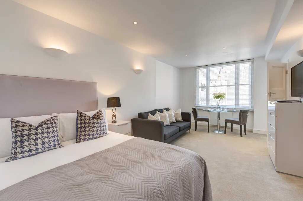 Flat Hill Street in City of Westminster