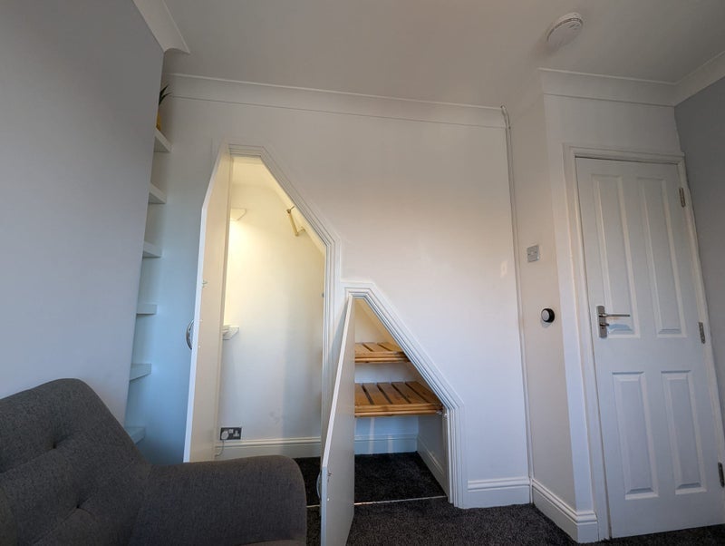 Room St. George's Crescent in Slough