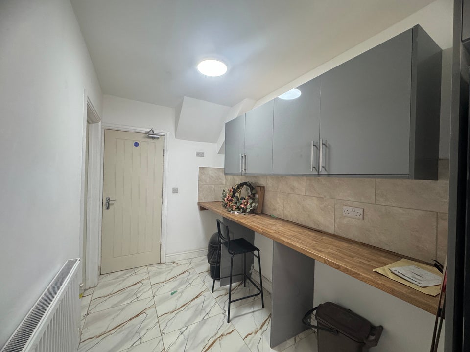 Room Oval Road in Sandwell