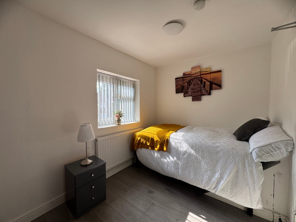 Room Oval Road in Sandwell