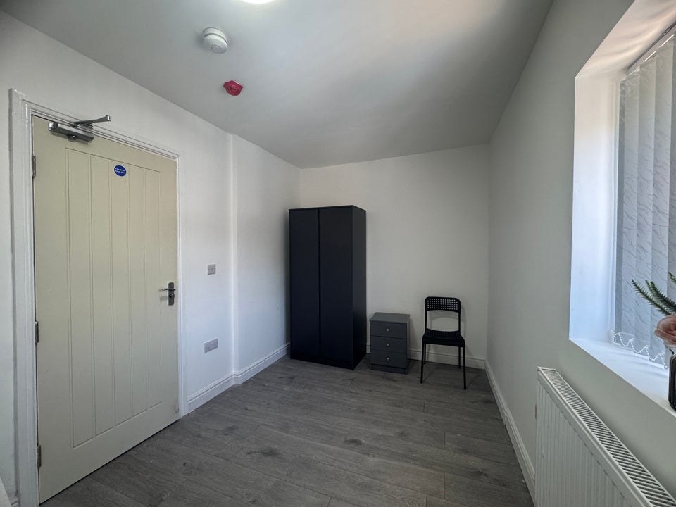 Room Oval Road in Sandwell
